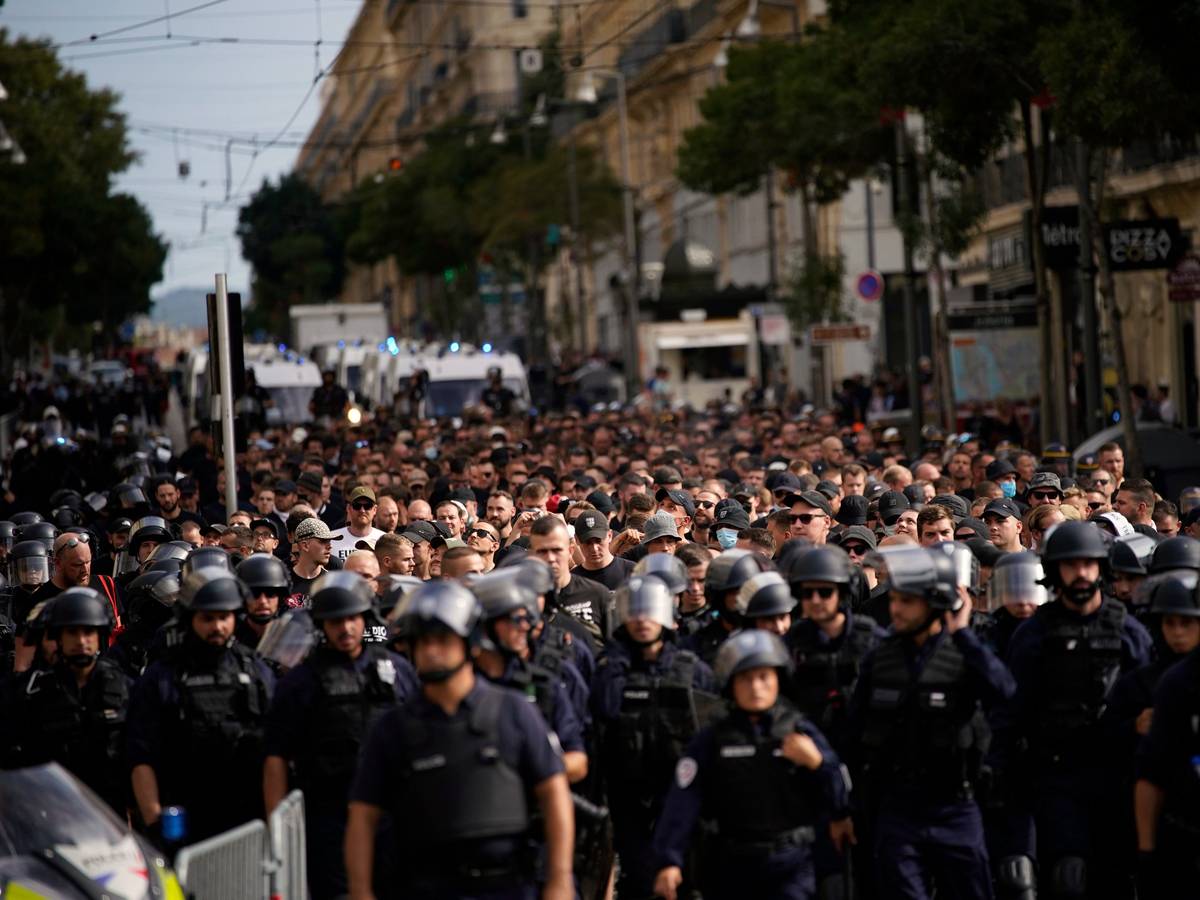 Fans von Eintracht Frankfurt werden von einer Sondereinheit der Polizei ins Stadion eskortiert.