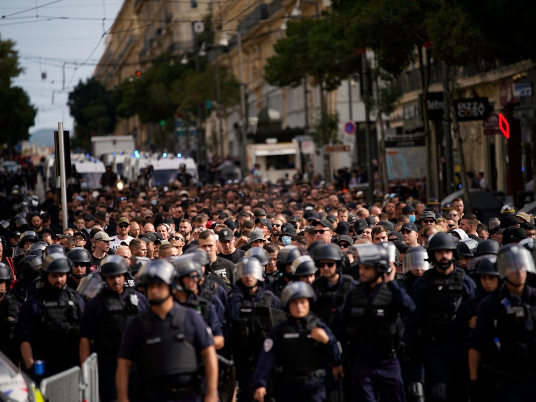 Fans von Eintracht Frankfurt werden von einer Sondereinheit der Polizei ins Stadion eskortiert.