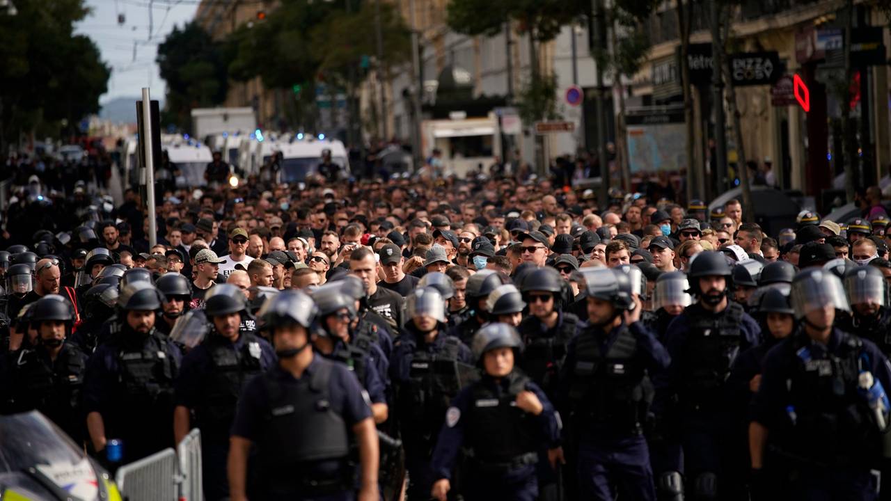 Fans von Eintracht Frankfurt werden von einer Sondereinheit der Polizei ins Stadion eskortiert.