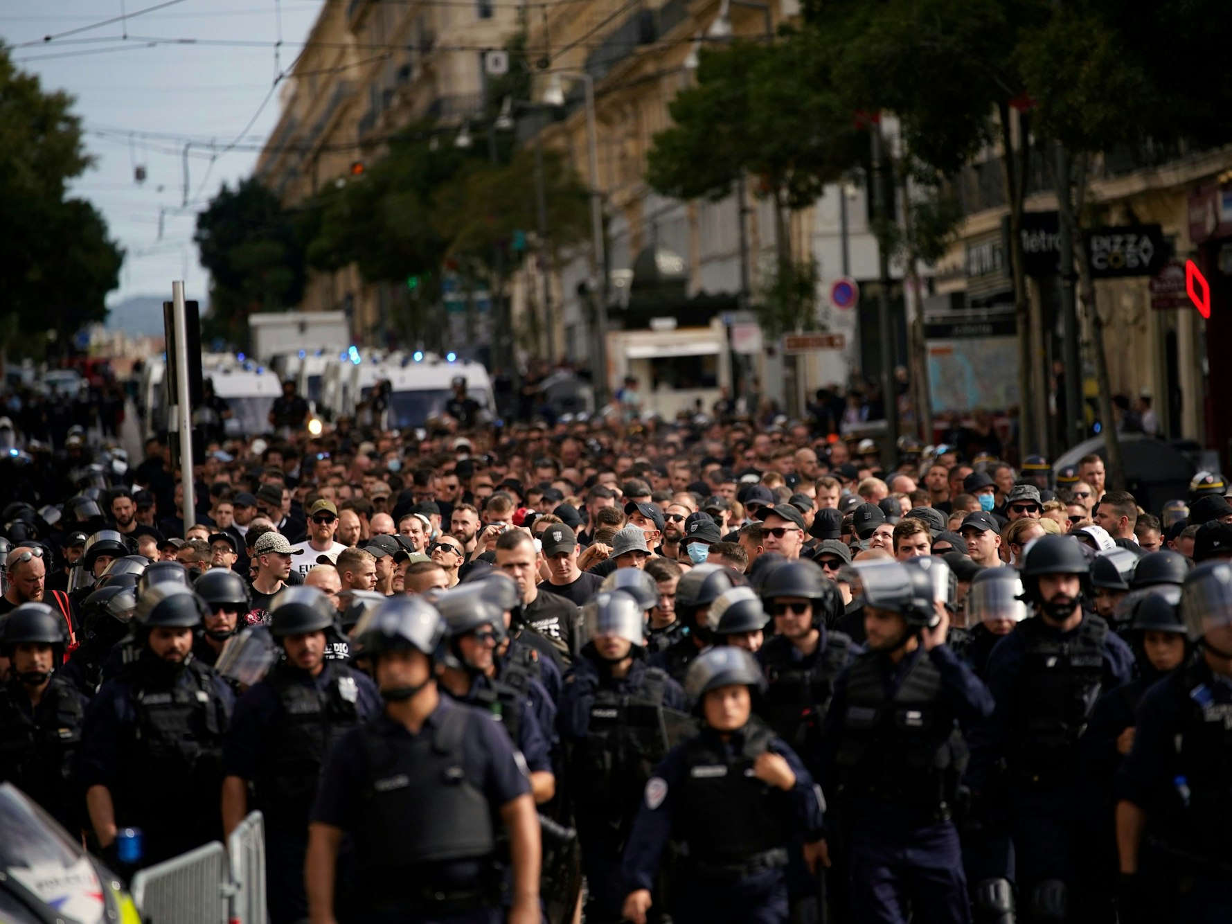 Fans von Eintracht Frankfurt werden von einer Sondereinheit der Polizei ins Stadion eskortiert.