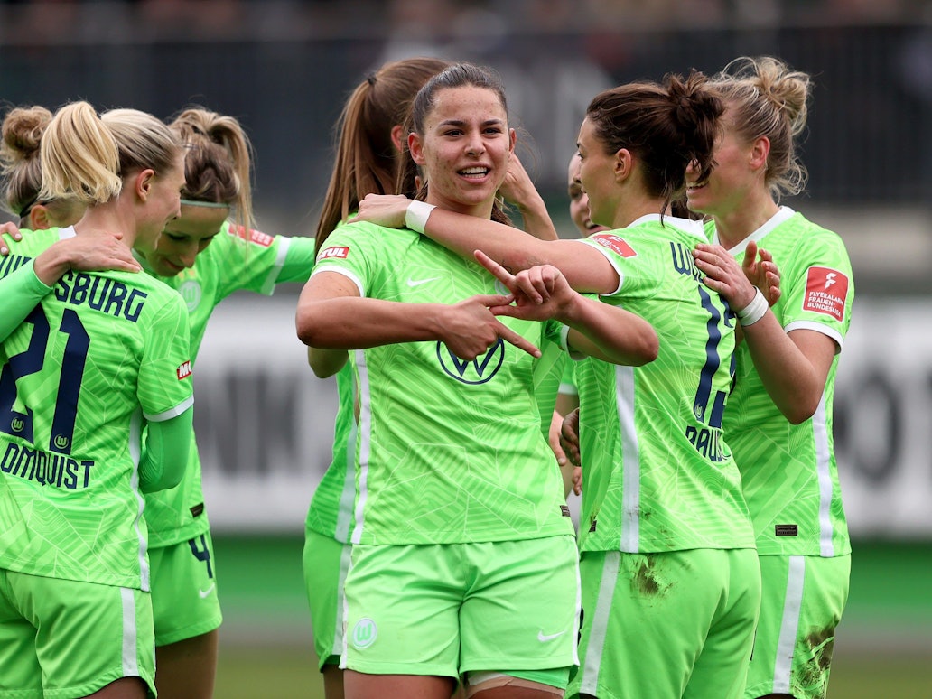 Lena Oberdorf jubelt über ein Tor des VfL Wolfsburg in der Bundesliga über den FC Bayern.