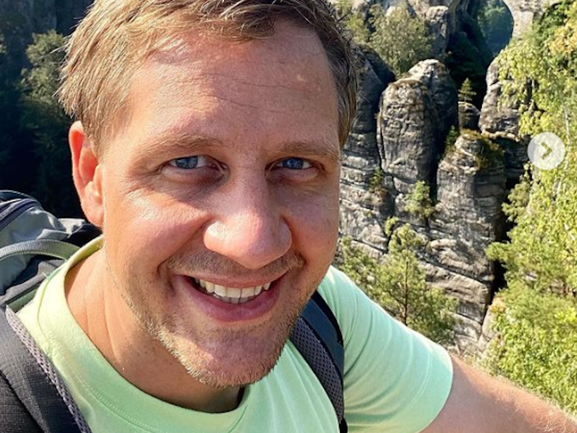 Lukas Haunerland lächelt in die Kamera.