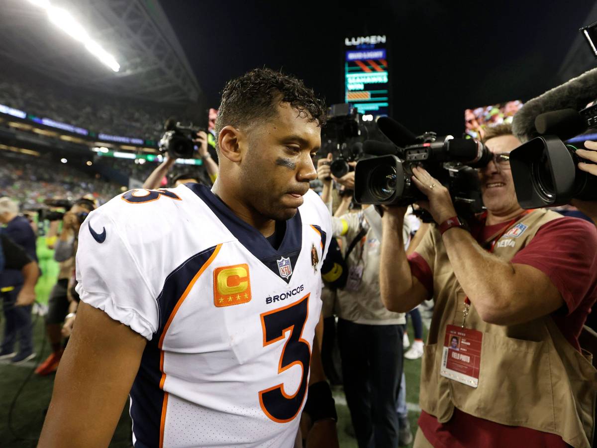 Denver Broncos Quarterback Russell Wilson geht nach dem Spiel vom Feld.