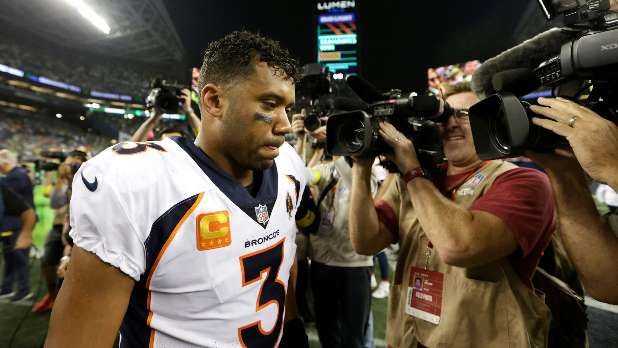 Denver Broncos Quarterback Russell Wilson geht nach dem Spiel vom Feld.