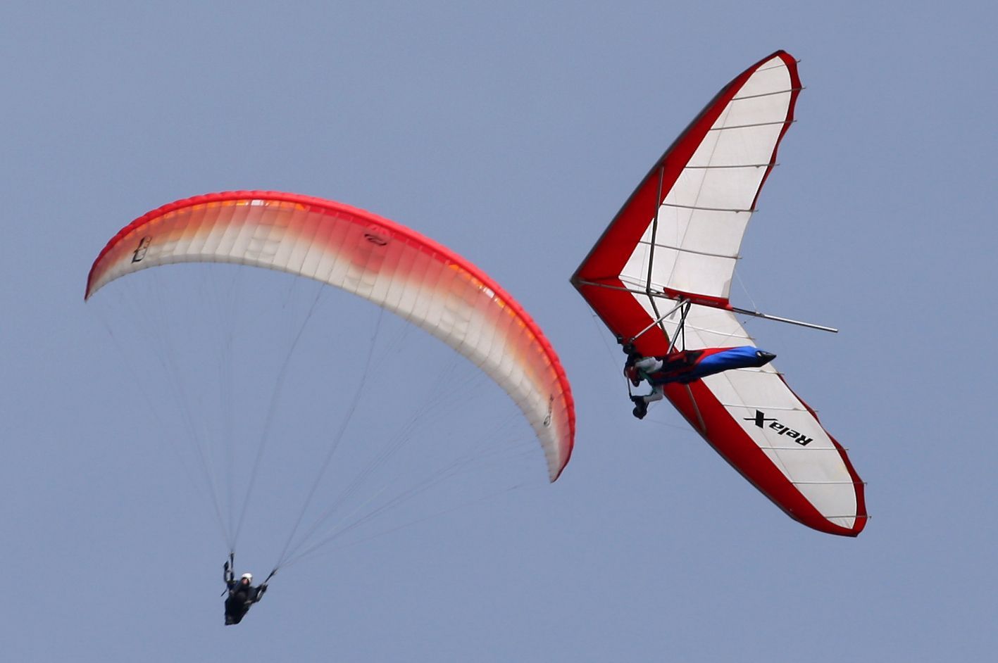 In Österreich kamen ein Paragleiter aus Deutschland und ein Wanderer ums Leben. Das Symbolbild vom 10. Mai 2011 zeigt einen Drachenflieger und Gleitschirmflieger auf dem Tegelberg bei Schwangau.