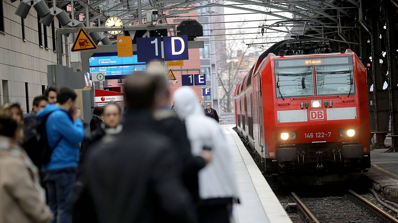 Ein Regionalexpress fährt in den Hauptbahnhof Köln ein.