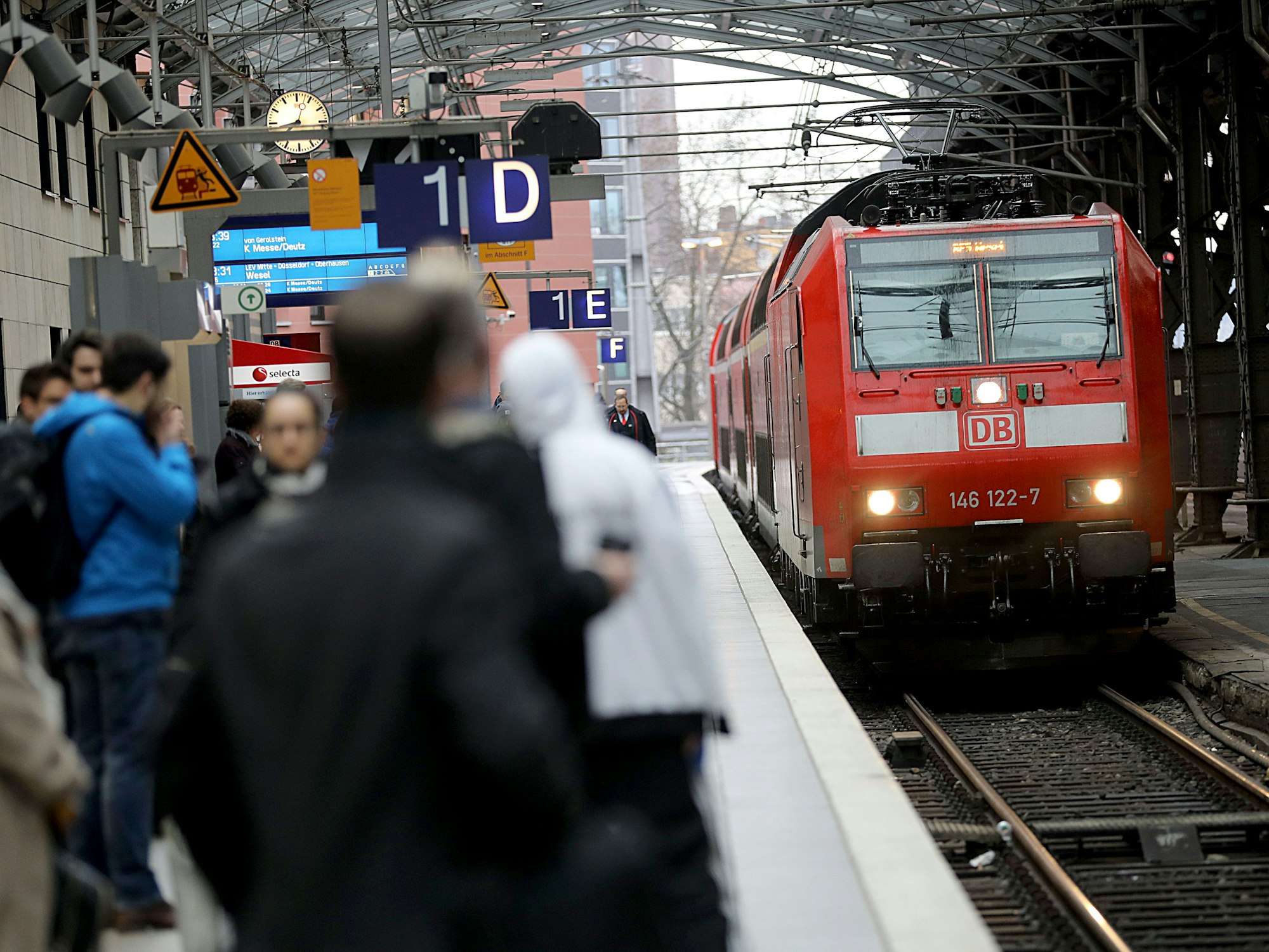 Ein Regionalexpress fährt in den Hauptbahnhof Köln ein.