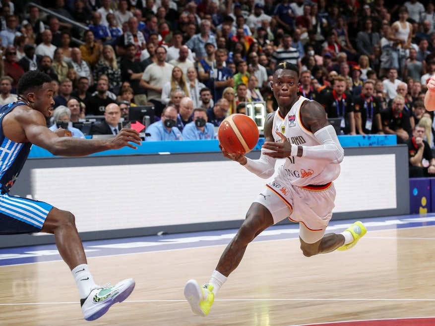 Dennis Schröder zieht gegen Griechenland zum Korb.
