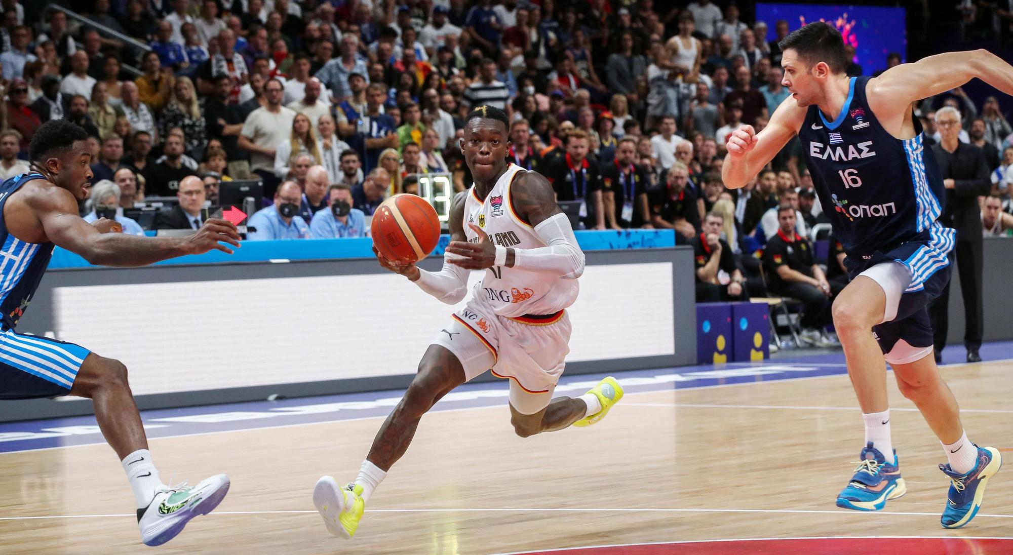 Dennis Schröder zieht gegen Griechenland zum Korb.