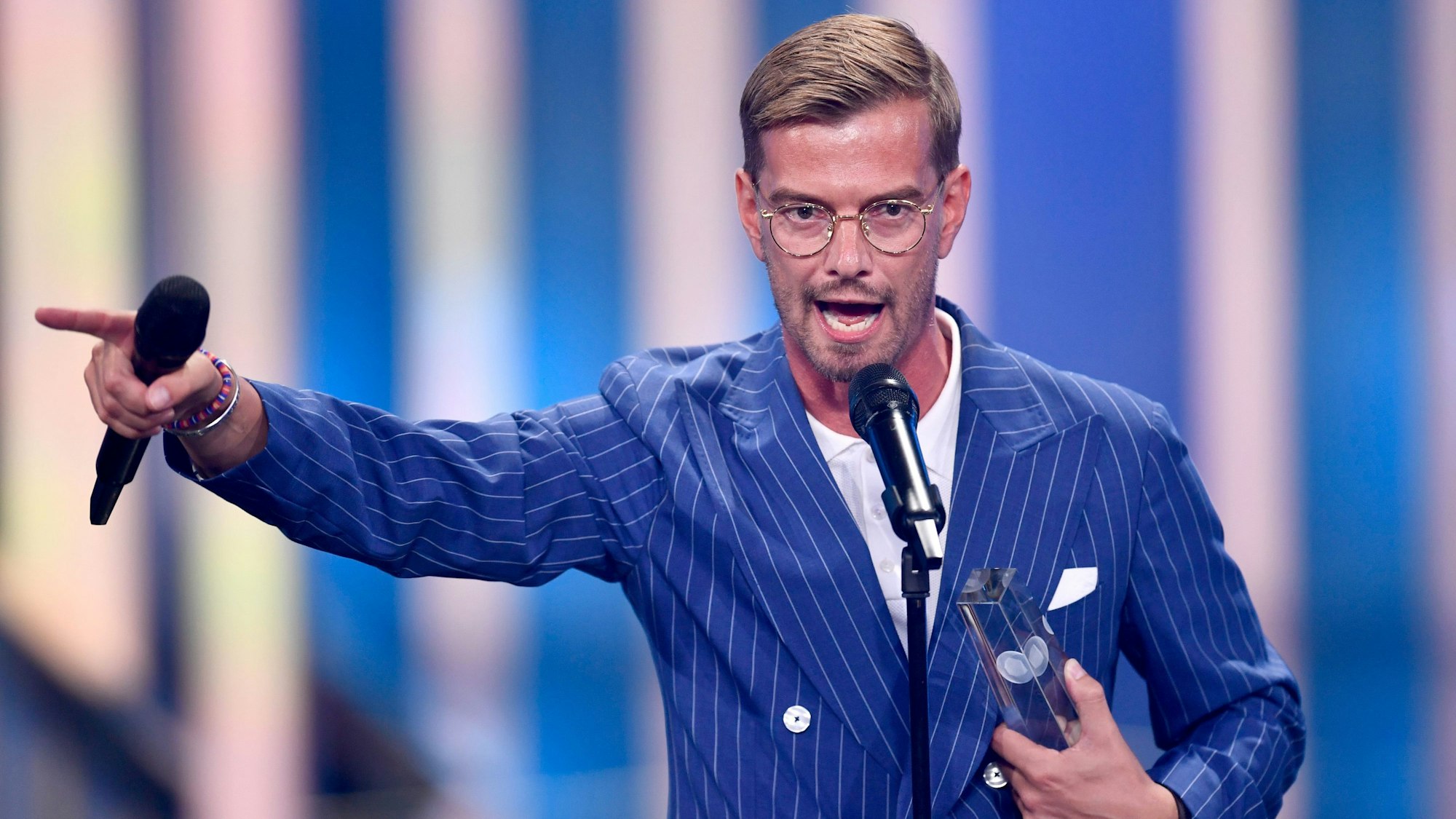 Joko Winterscheidt freut sich bei der Verleihung vom Deutschen Fernsehpreis 2022 über die Auszeichnung in der Kategorie "Beste Unterhaltung Show" für "Wer stiehlt mir die Show?".