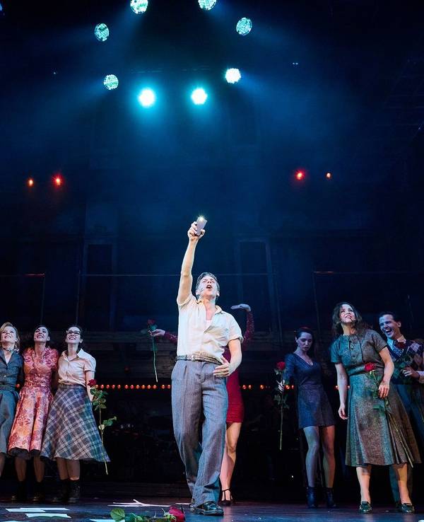 Die Darsteller des Musicals „Ku'damm 56“ stehen zur Premiere auf der Bühne.