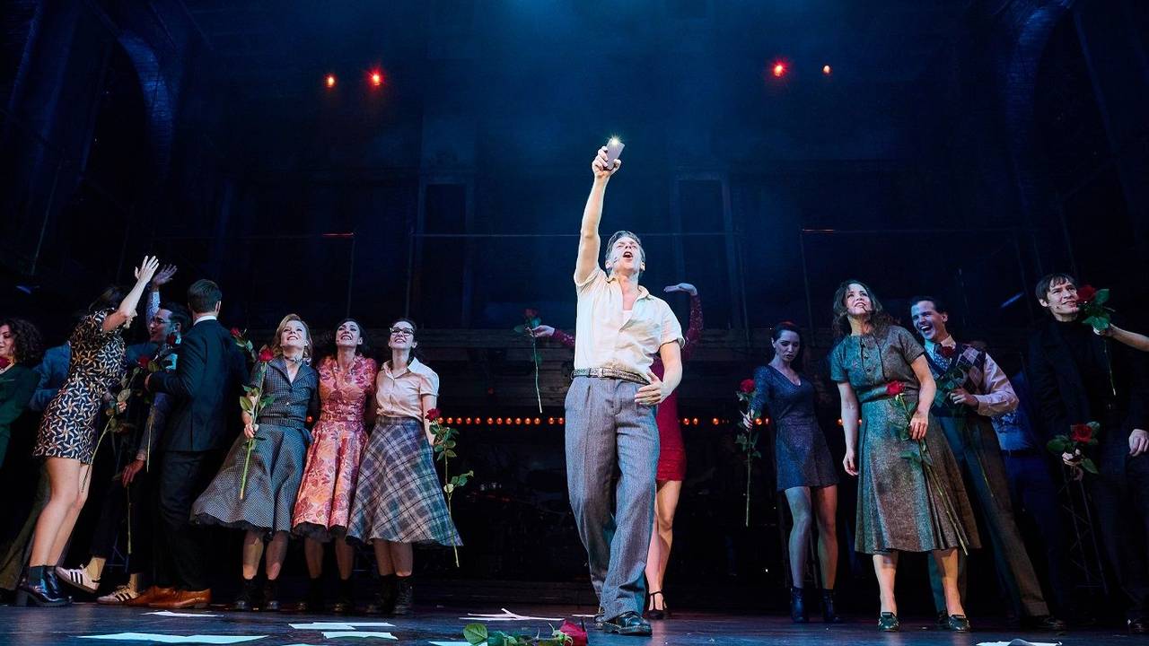 Die Darsteller des Musicals „Ku'damm 56“ stehen zur Premiere auf der Bühne.