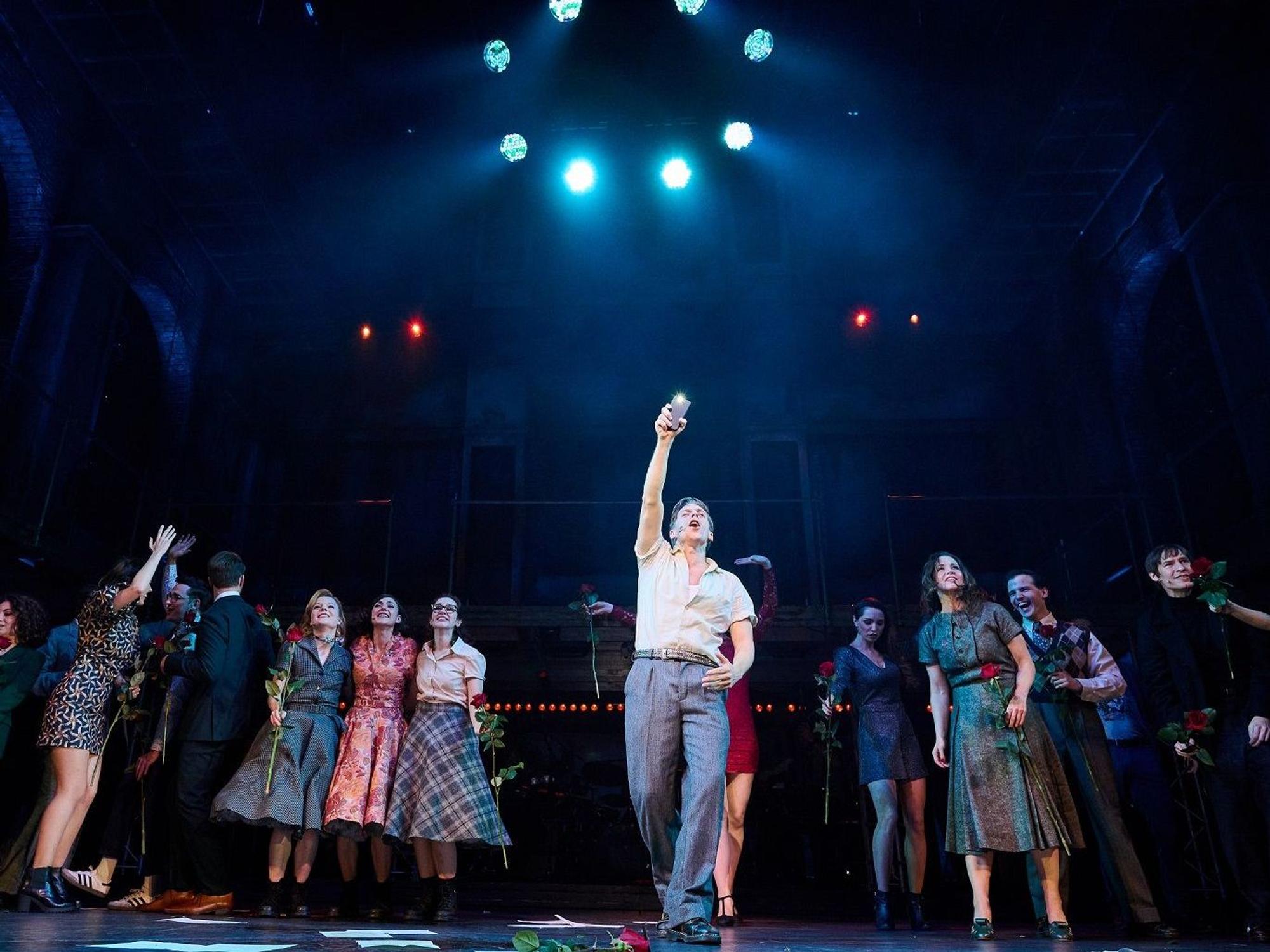 Die Darsteller des Musicals „Ku'damm 56“ stehen zur Premiere auf der Bühne.