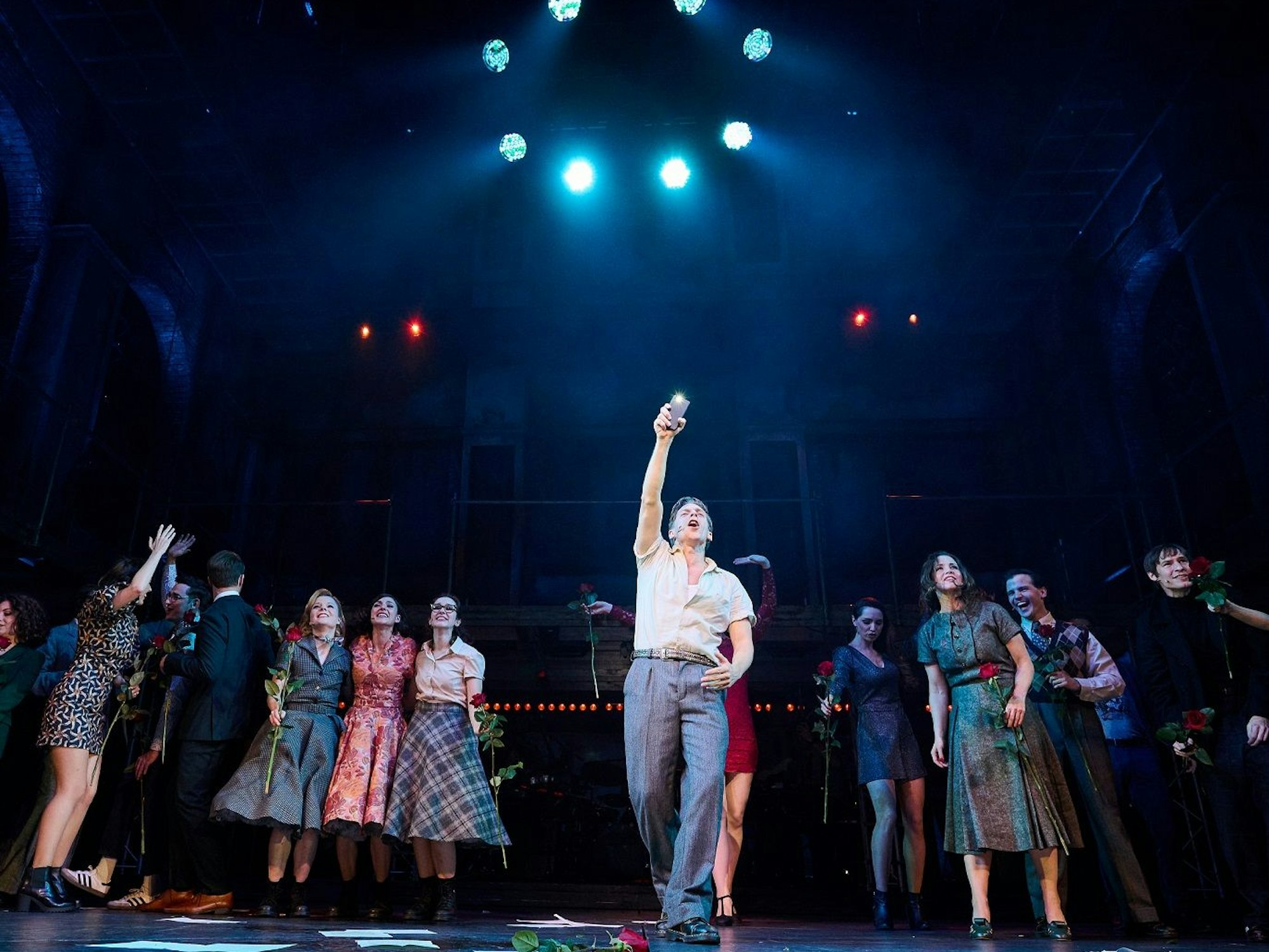 Die Darsteller des Musicals „Ku'damm 56“ stehen zur Premiere auf der Bühne.