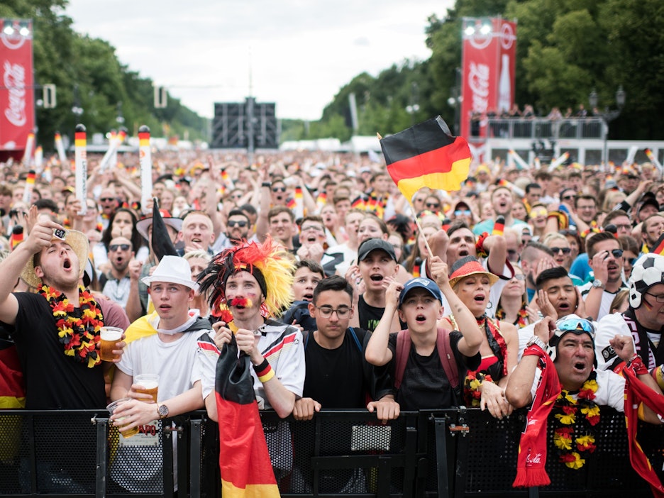 Besucher verfolgen auf der Berliner Fanmeile zur Fußball-Weltmeisterschaft das Spiel Deutschland gegen Südkorea.