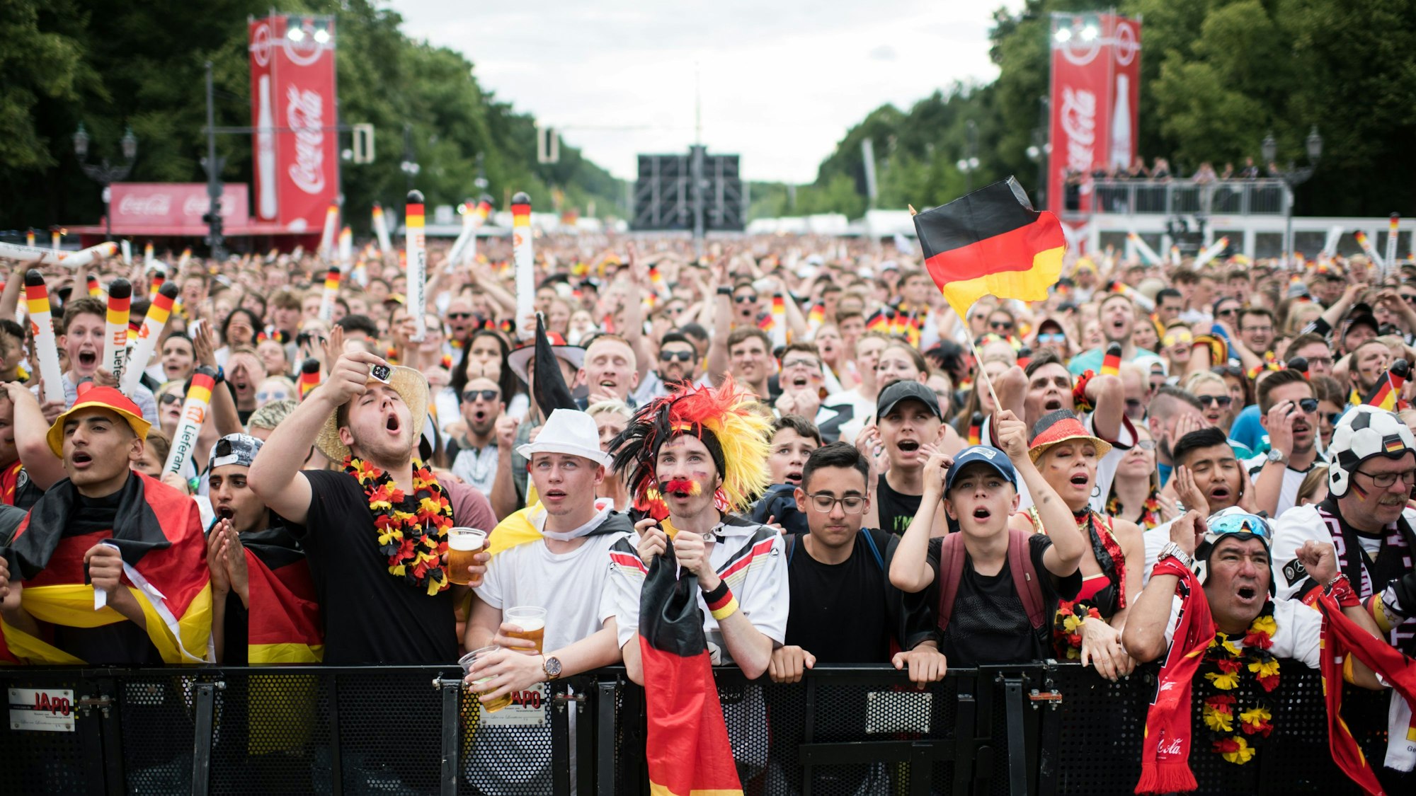 Besucher verfolgen auf der Berliner Fanmeile zur Fußball-Weltmeisterschaft das Spiel Deutschland gegen Südkorea.