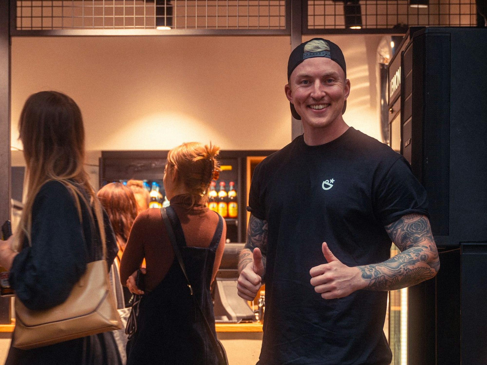 Jonathan Jaspers im Portrait vor dem Eingang der Pottsalat-Filiale.