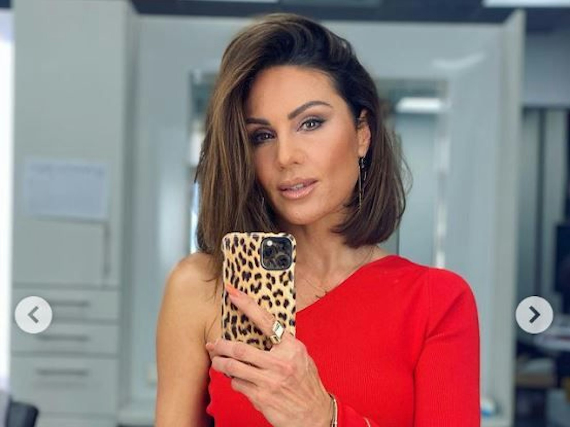 Nazan Eckes posiert für ein Spiegelselfie.