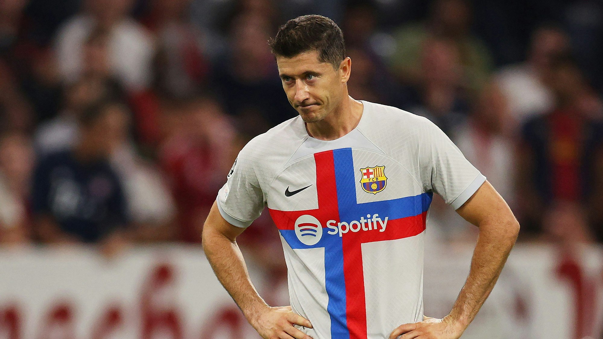Robert Lewandowski macht im Trikot des FC Barcelona ein langes Gesicht.
