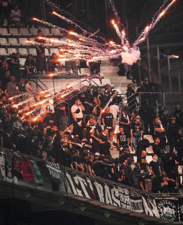 Vor dem Gästeblock der Frankfurter in Marseille explodiert ein Feuerwerk.