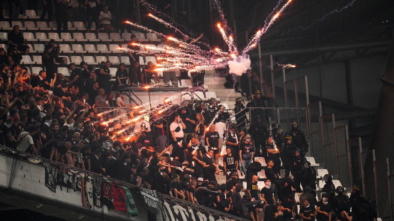 Vor dem Gästeblock der Frankfurter in Marseille explodiert ein Feuerwerk.