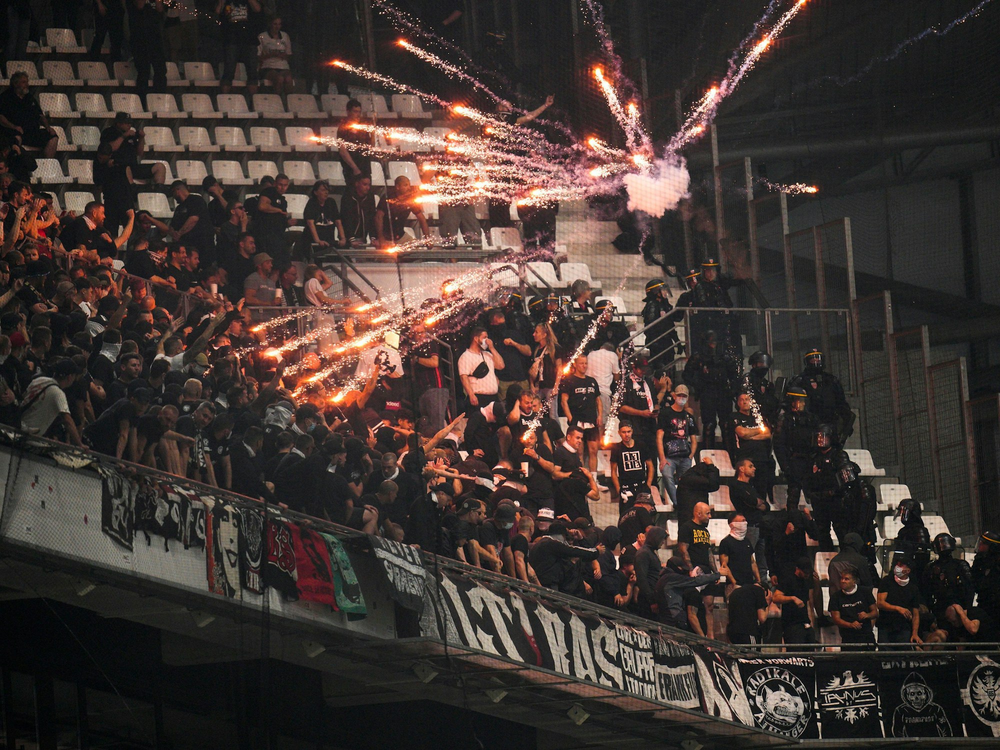 Vor dem Gästeblock der Frankfurter in Marseille explodiert ein Feuerwerk.