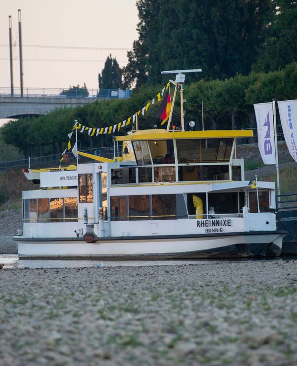 Die Personenfähre Rheinnixe, die zwischen Beuel und Bonn verkehrt, liegt fast auf dem Trockenen.