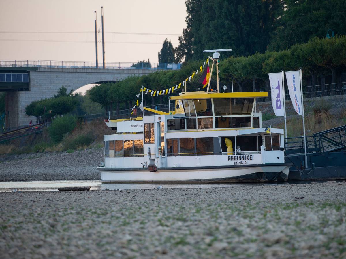 Die Personenfähre Rheinnixe, die zwischen Beuel und Bonn verkehrt, liegt fast auf dem Trockenen.