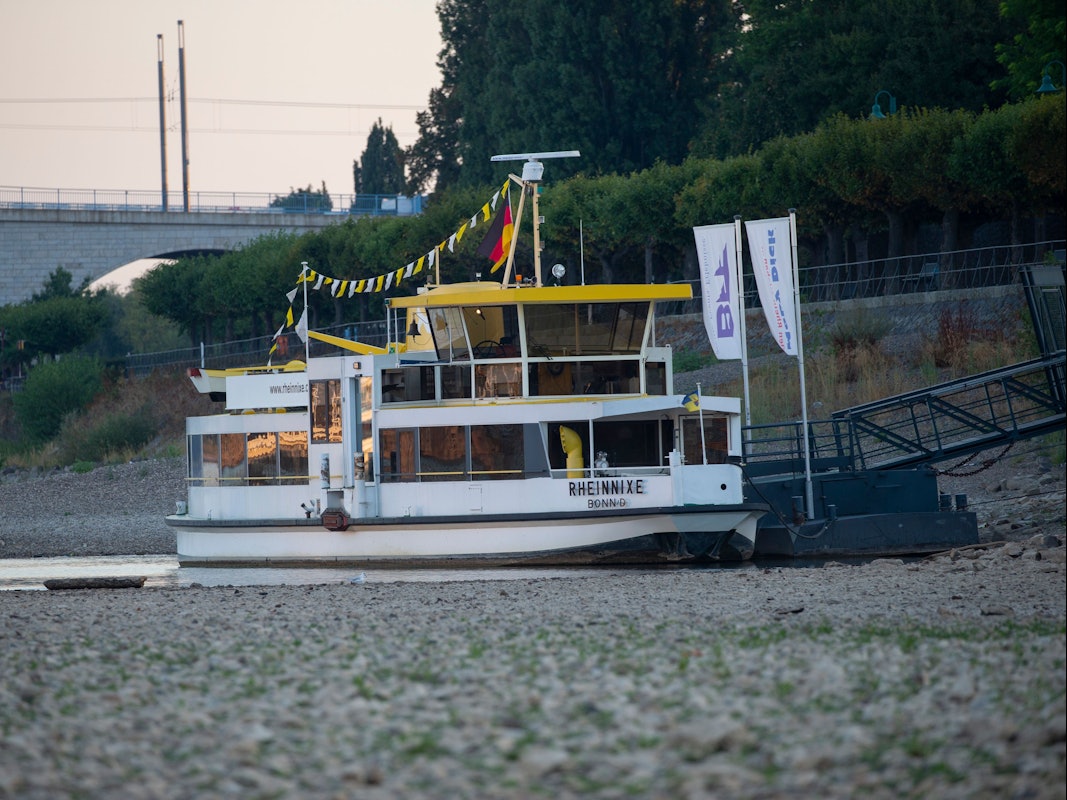 Die Personenfähre Rheinnixe, die zwischen Beuel und Bonn verkehrt, liegt fast auf dem Trockenen.