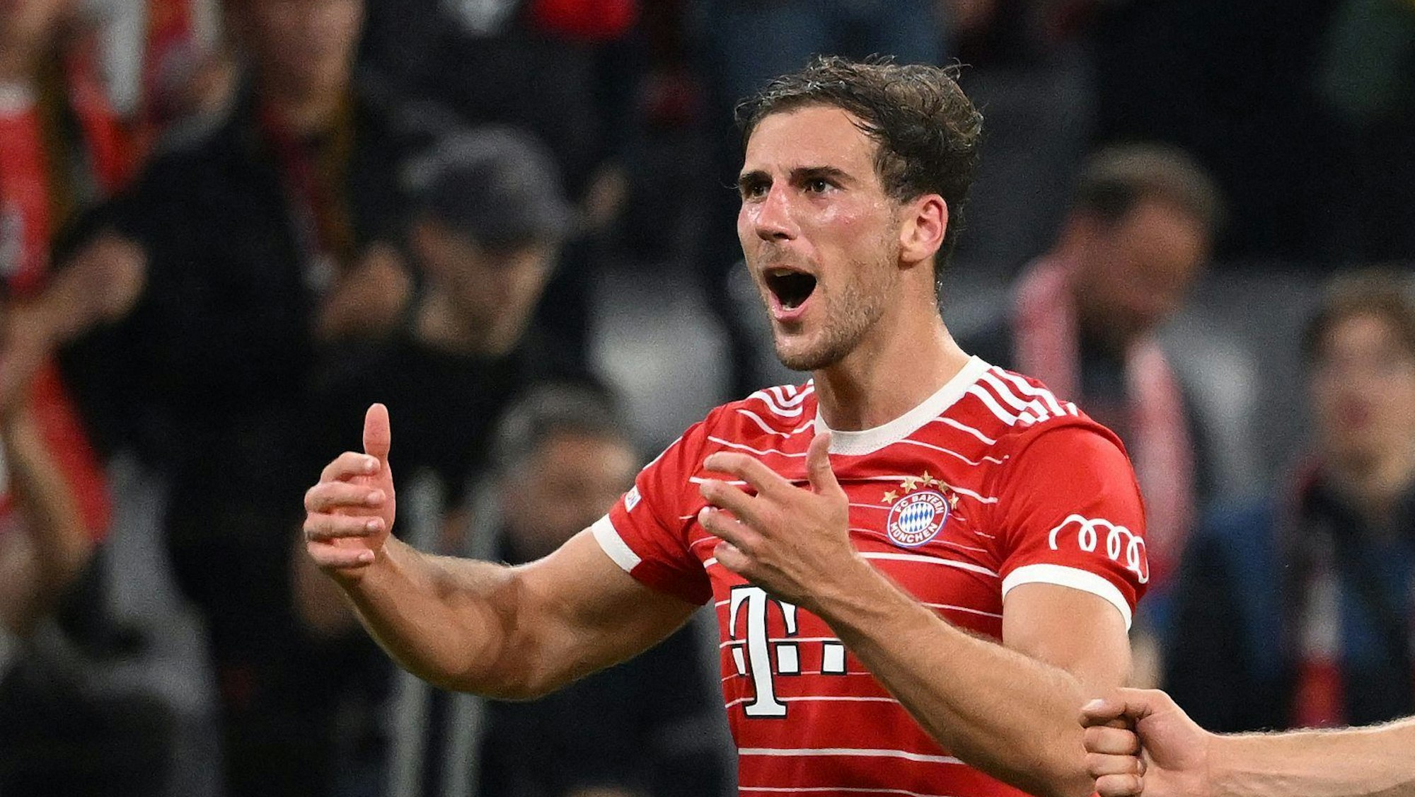 Leon Goretzka bejubelt den Sieg des FC Bayern München gegen den FC Barcelona.