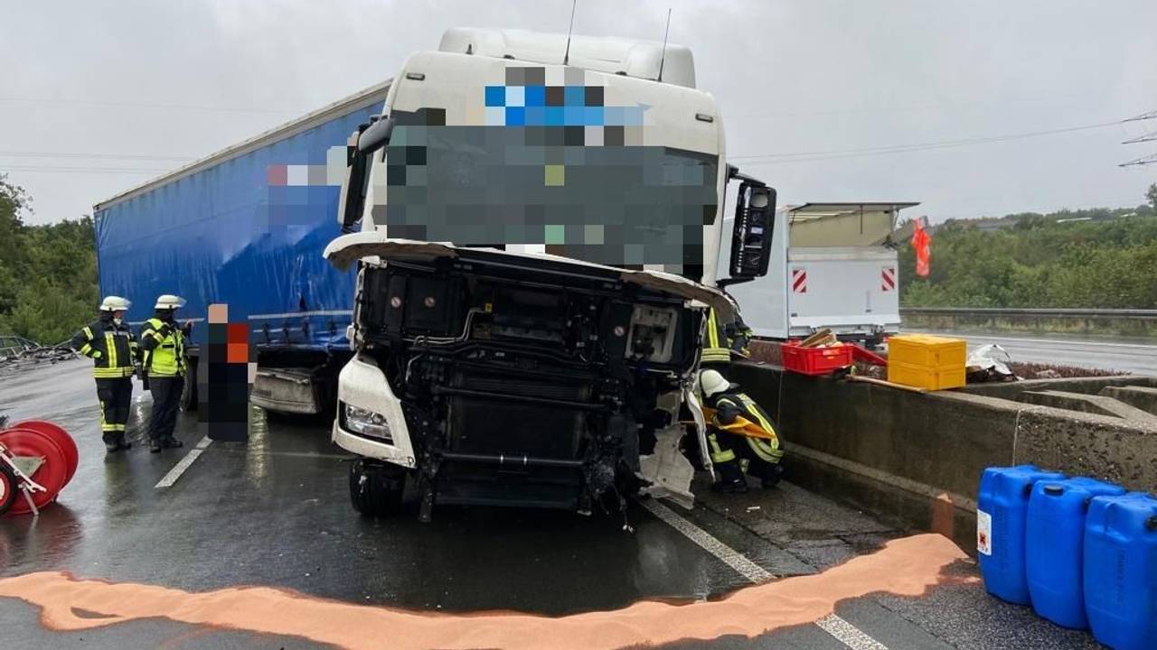 Beschädigter Lkw steht nach einem Unfall auf der Autobahn und wird von Einsatzkräften bearbeitet.