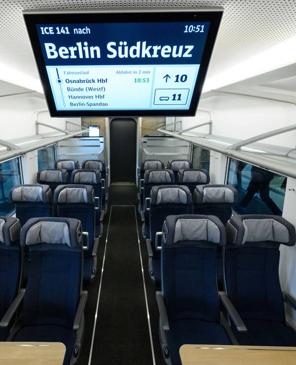 Ein Wagen des neuen Modells steht bei der Vorstellung des neuen ICE L durch die Deutsche Bahn im Bahnwerk Grunewald.