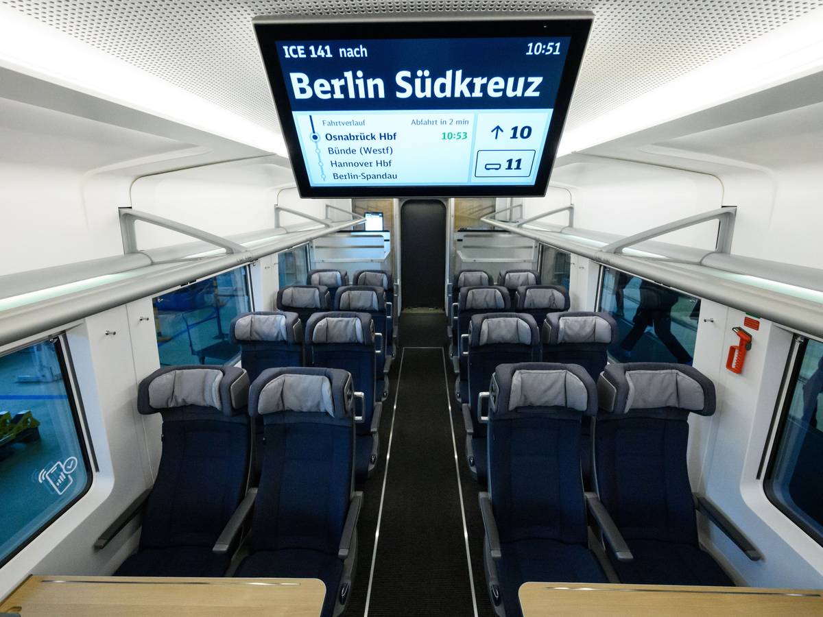 Ein Wagen des neuen Modells steht bei der Vorstellung des neuen ICE L durch die Deutsche Bahn im Bahnwerk Grunewald.