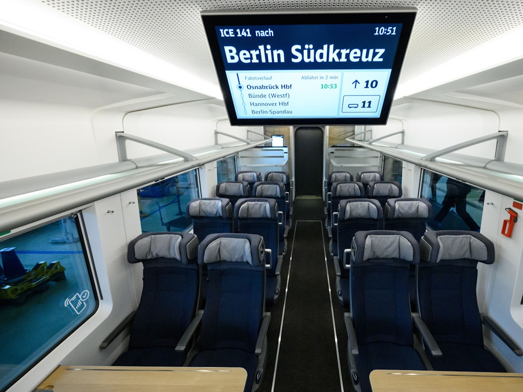 Ein Wagen des neuen Modells steht bei der Vorstellung des neuen ICE L durch die Deutsche Bahn im Bahnwerk Grunewald.