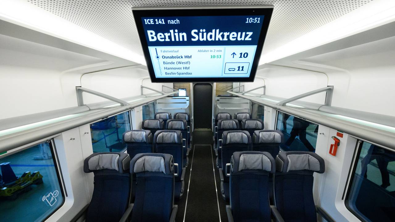 Ein Wagen des neuen Modells steht bei der Vorstellung des neuen ICE L durch die Deutsche Bahn im Bahnwerk Grunewald.