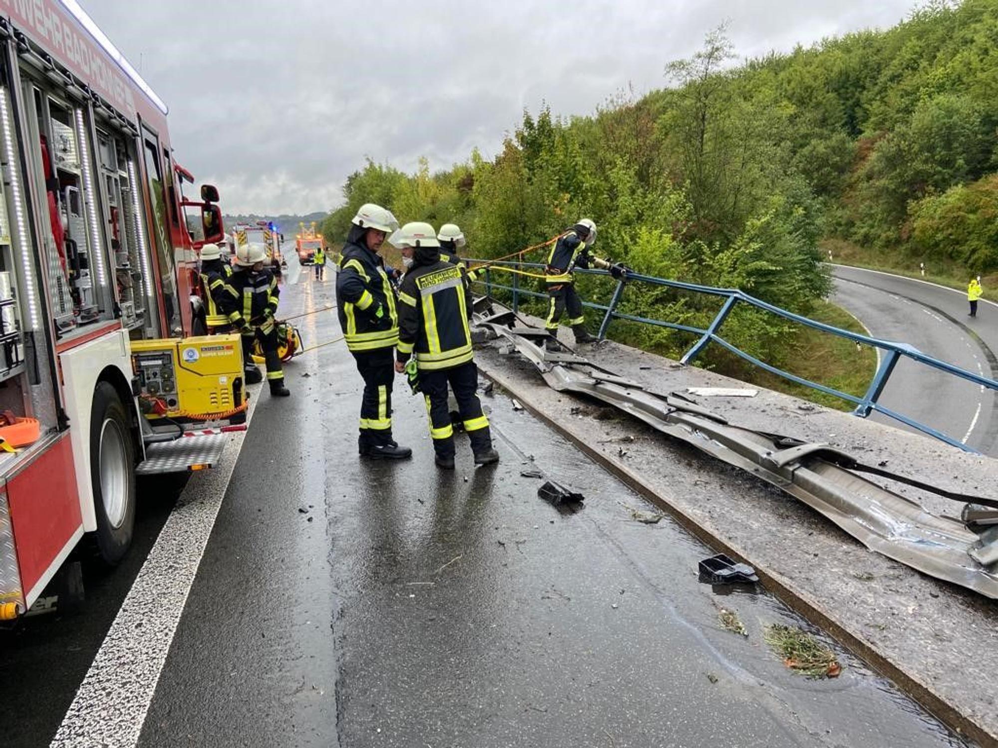 Nach einem Unfall auf der A3 sichert die Feuerwehr ein beschädigtes Brückengeländer.