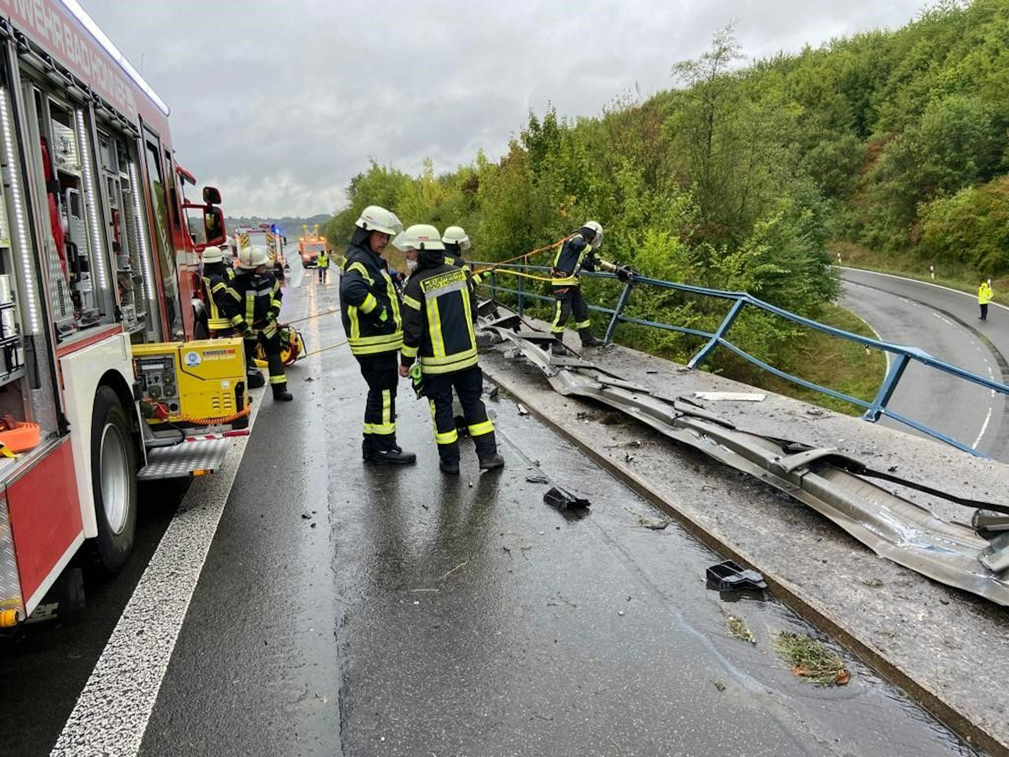 Nach einem Unfall auf der A3 sichert die Feuerwehr ein beschädigtes Brückengeländer.