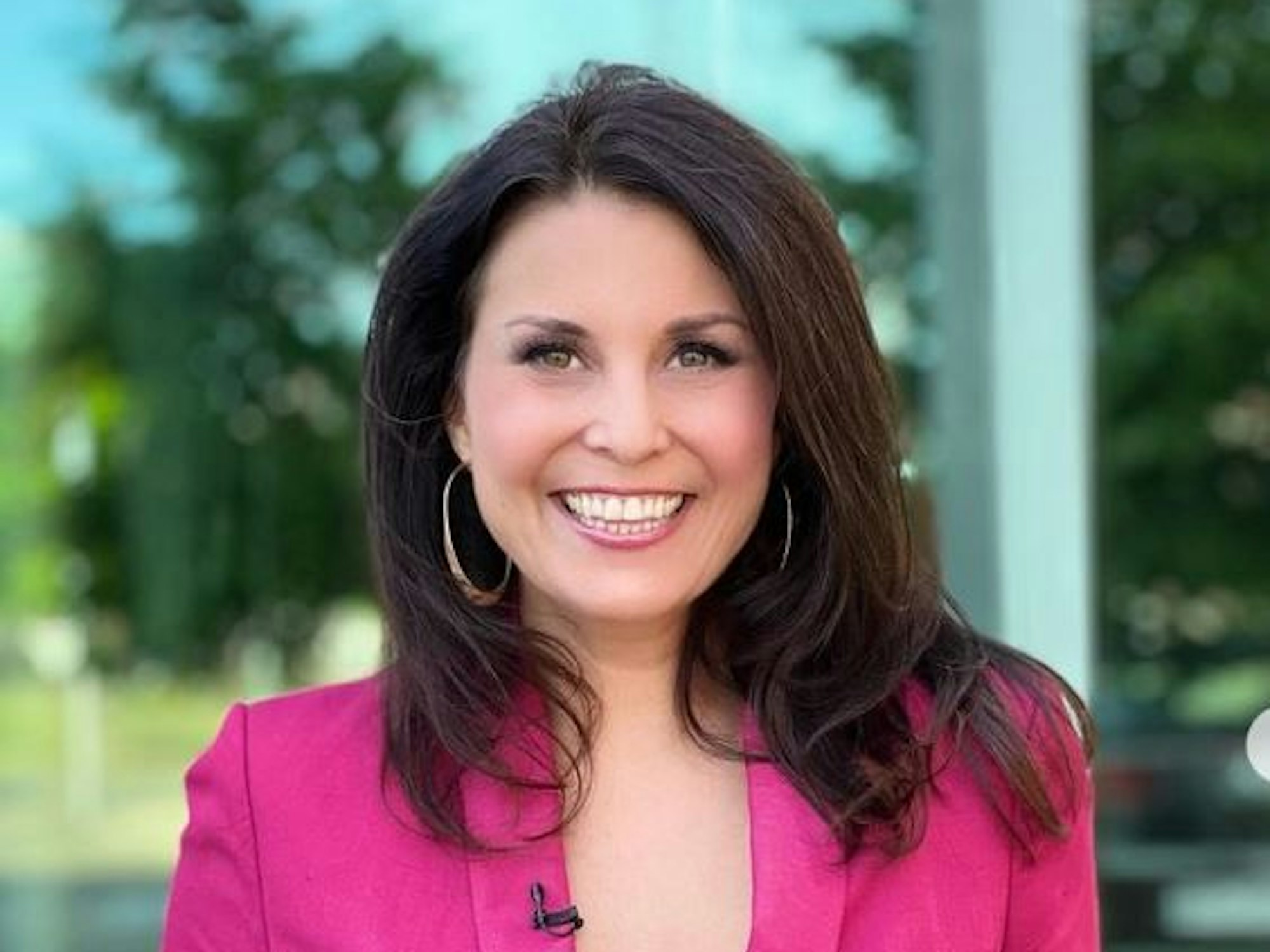 Vanessa Blumhagen lächelt in einem rosafarbenen Blazer in die Kamera.