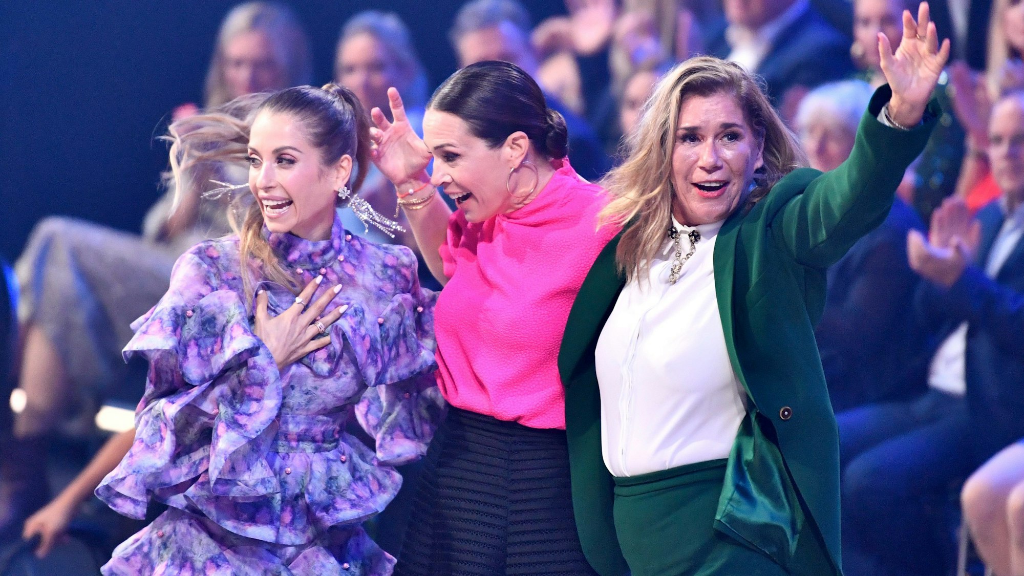 Moderatorin Cathy Hummels (l) freut sich bei der Verleihung vom Deutschen Fernsehpreis 2022 über die Auszeichnung in der Kategorie "Beste Unterhaltung Reality" für "Kampf der Realitystars".