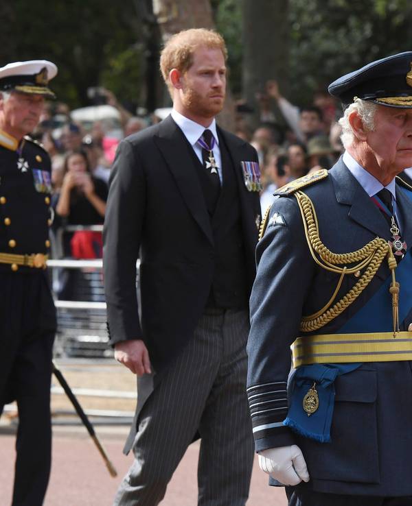 Trauerzug für Königin Elisabeth II am 14. September 2022 mit König Charles III., seiner Schwester Anne und seinem Sohn Harry hinter ihm.