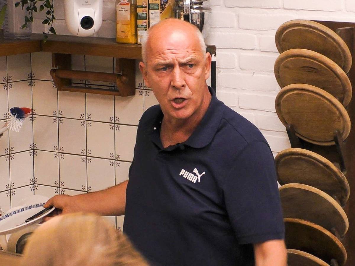 Mario Basler schaut wütend.
