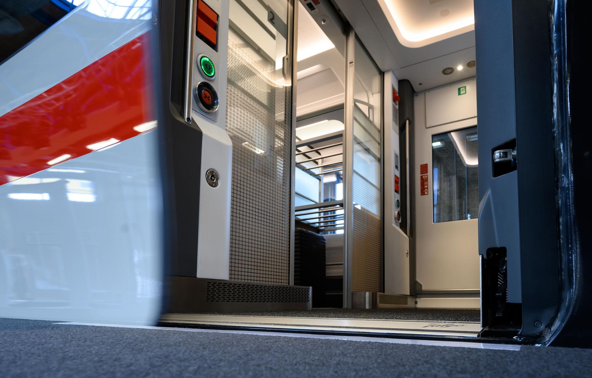 Ein Wagen des neuen Modells steht bei der Vorstellung des neuen ICE L durch die Deutsche Bahn im Bahnwerk Grunewald.