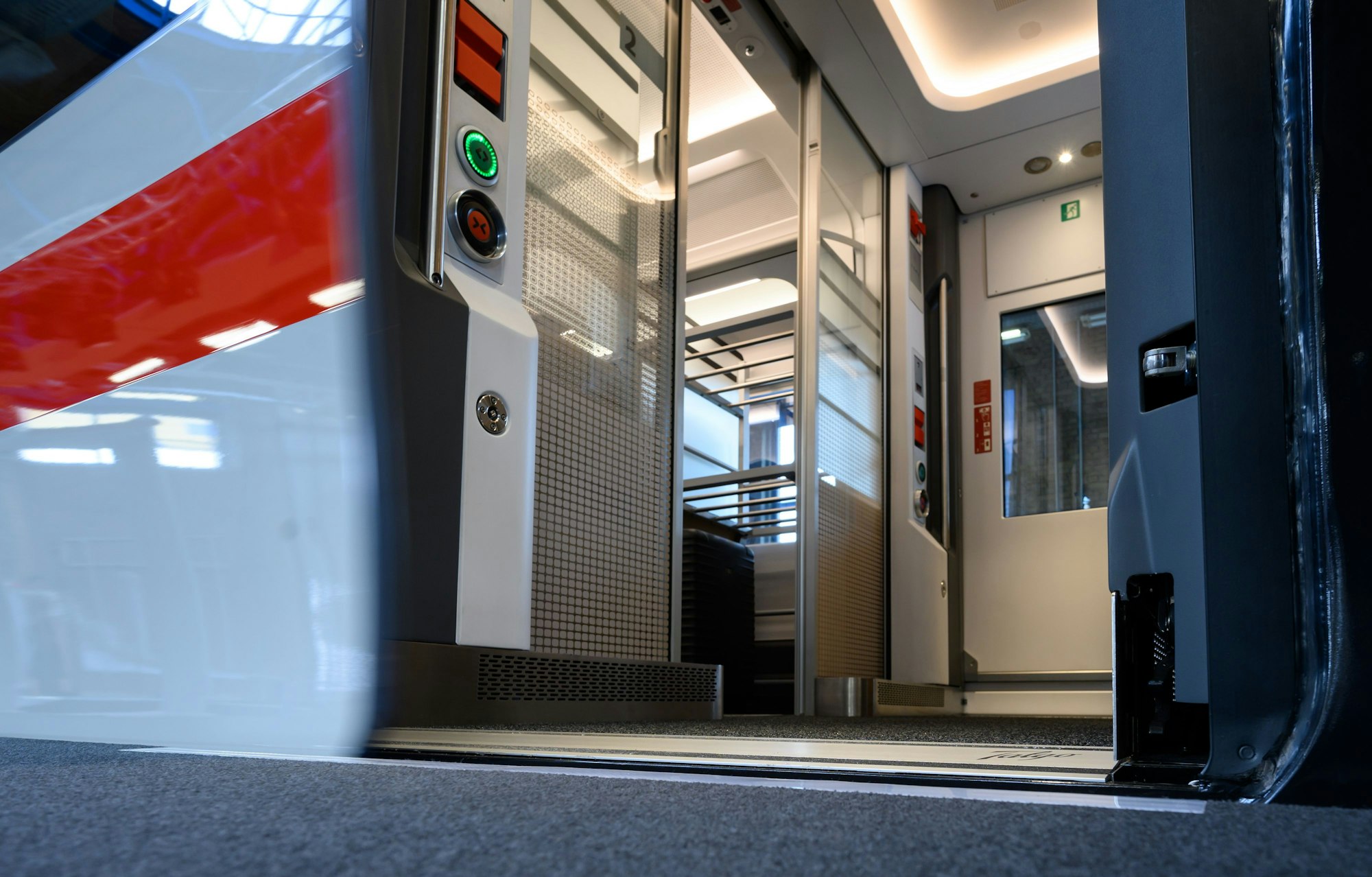 Ein Wagen des neuen Modells steht bei der Vorstellung des neuen ICE L durch die Deutsche Bahn im Bahnwerk Grunewald.