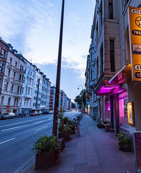 Blick in die Kölner Roonstraße in der Abenddämmerung.