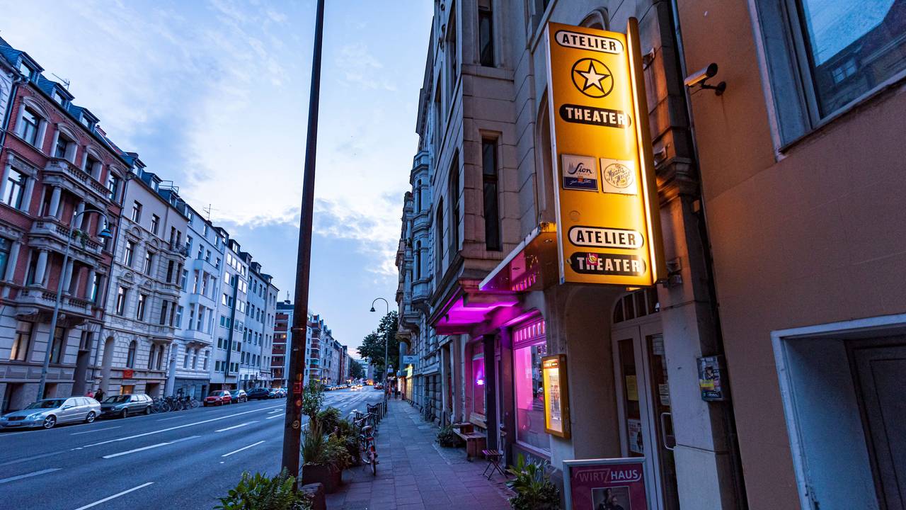 Blick in die Kölner Roonstraße in der Abenddämmerung.