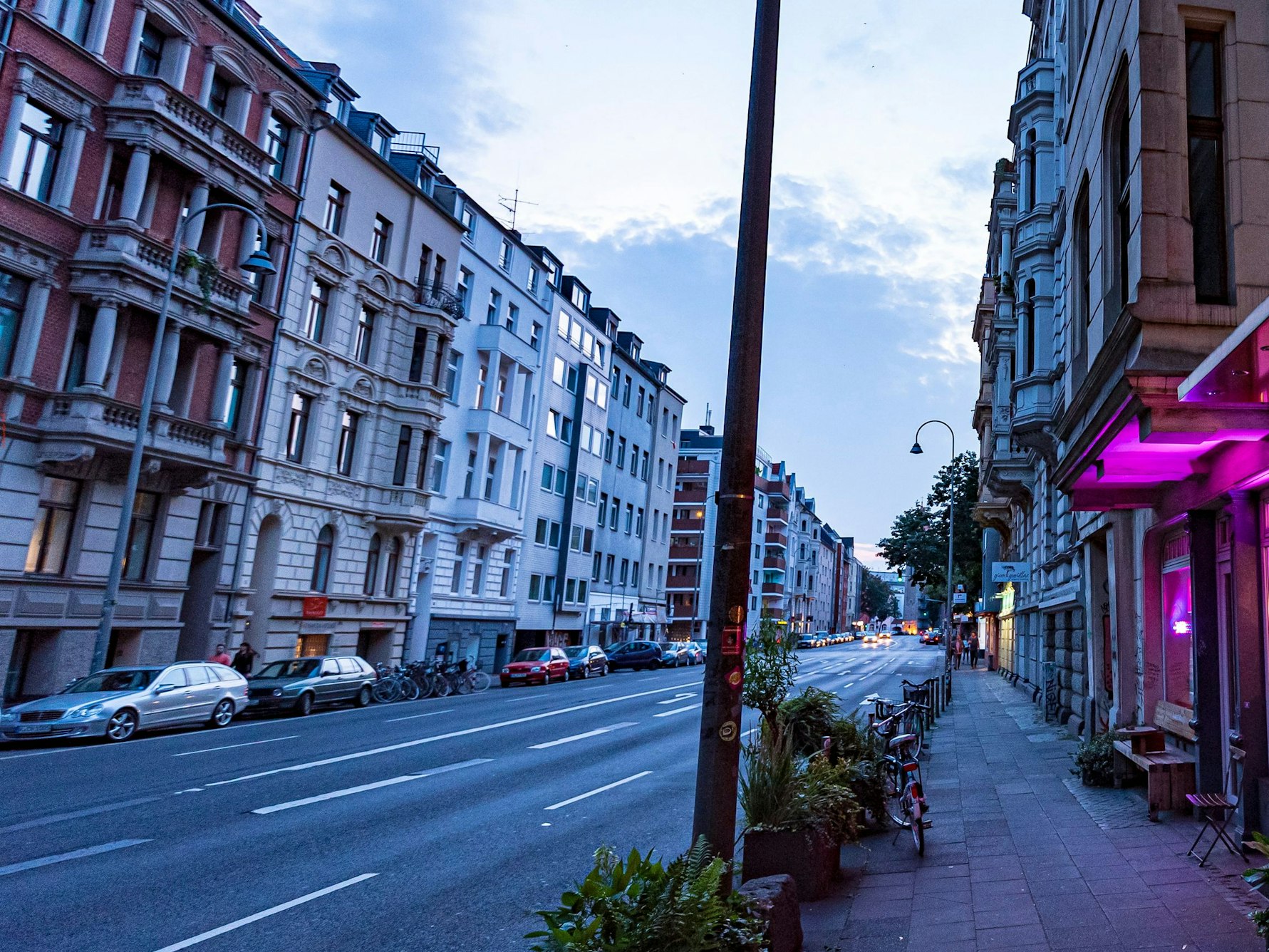 Blick in die Kölner Roonstraße in der Abenddämmerung.