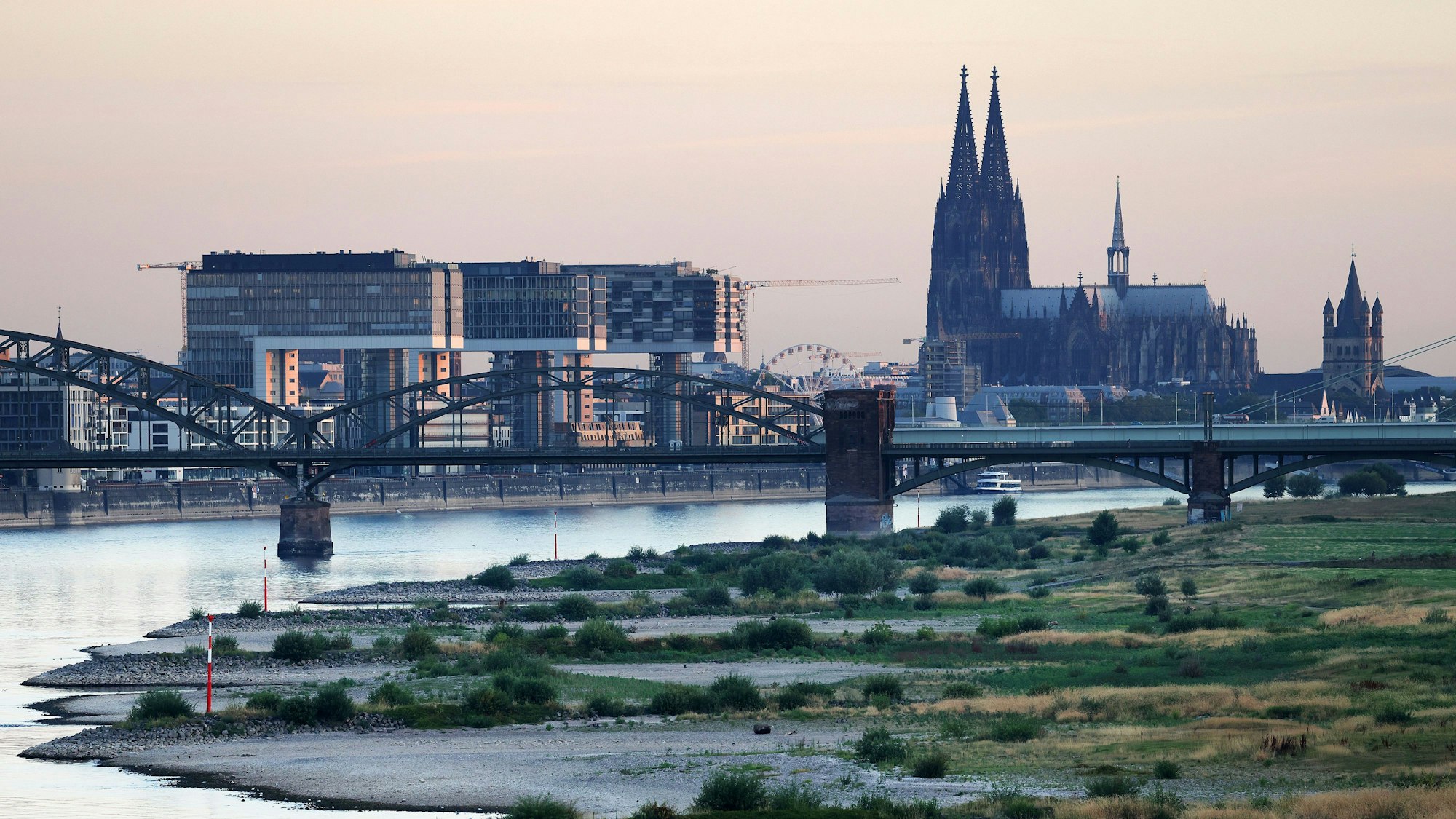 Das Kölner Rheinufer bei den Poller Wiesen im August 2022 vor dem Dom und den Kranhäusern.