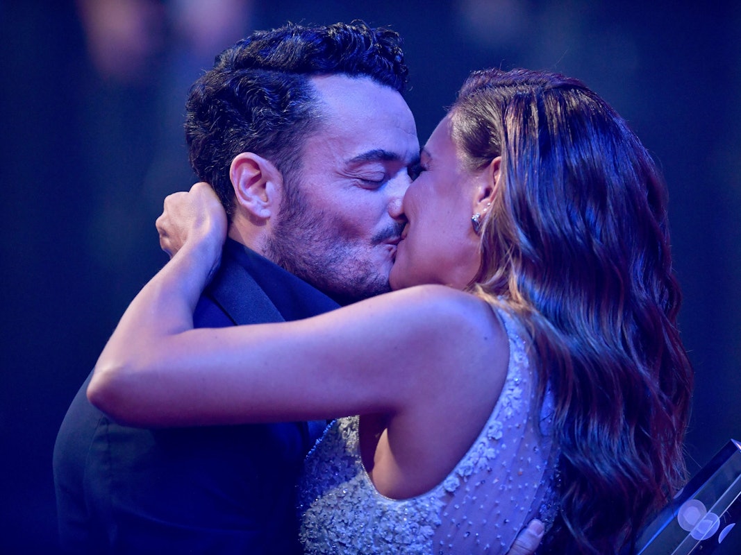 Sänger und Moderator Giovanni Zarrella freut sich bei der Verleihung vom Deutschen Fernsehpreis 2022.