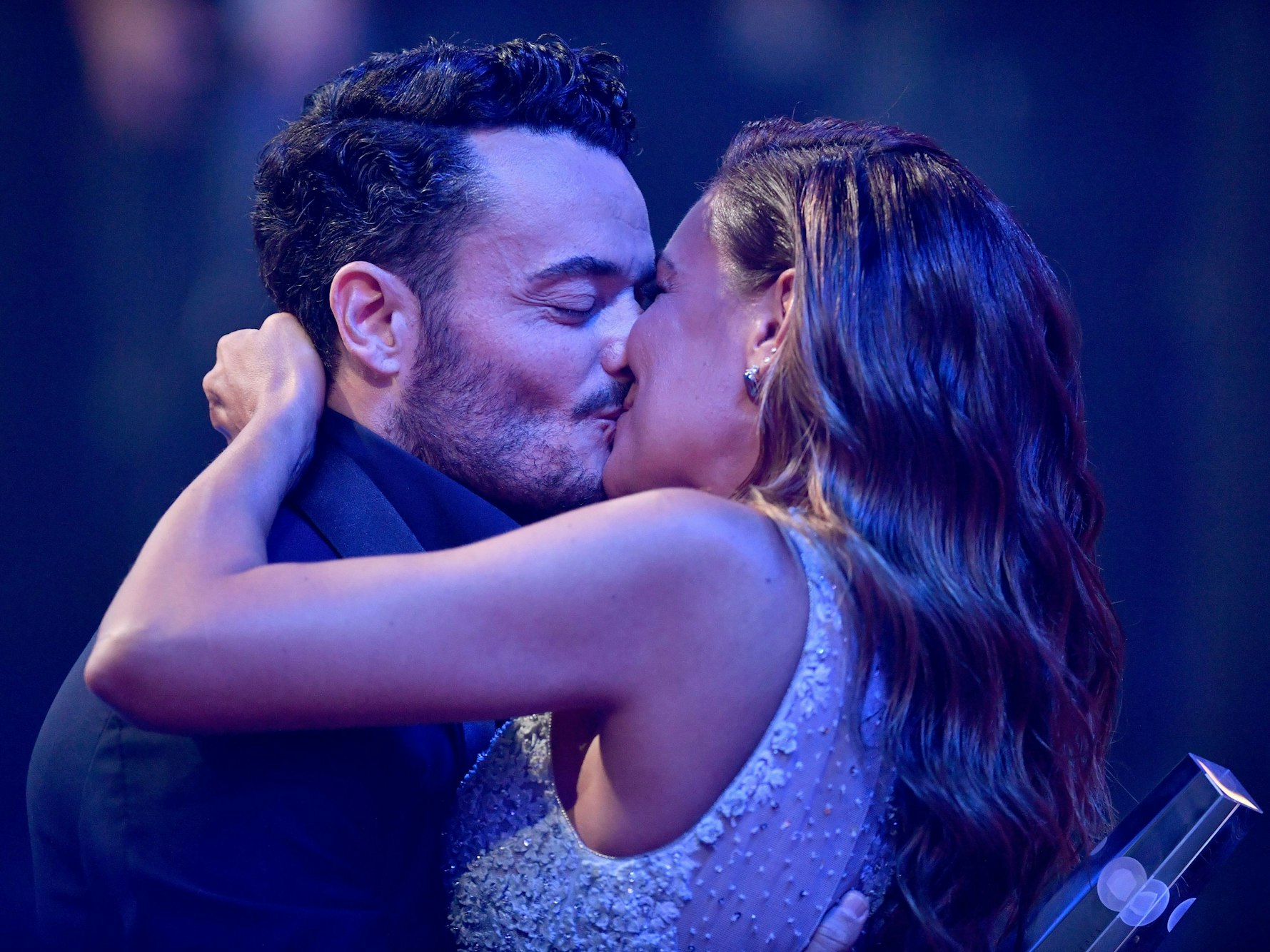 Sänger und Moderator Giovanni Zarrella freut sich bei der Verleihung vom Deutschen Fernsehpreis 2022.