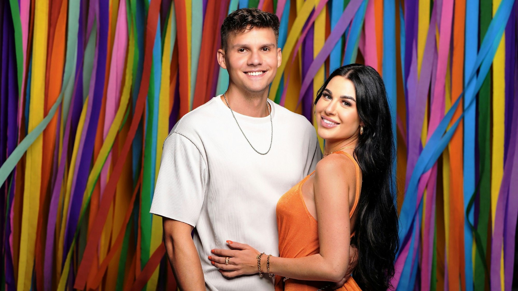 Marcel Dähne und Lisa Weinberger posieren für ein Foto.